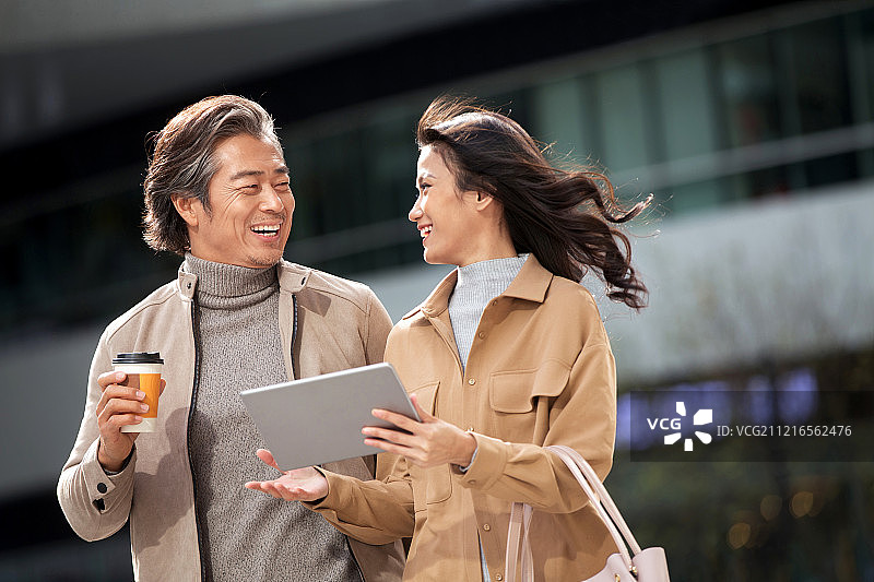 商务人士在户外交谈图片素材