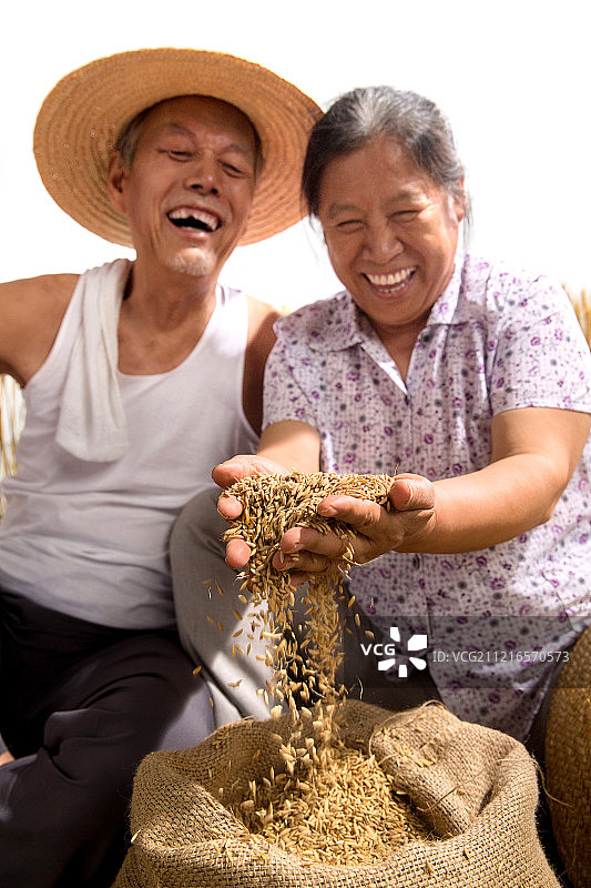老年夫妇捧着稻谷图片素材