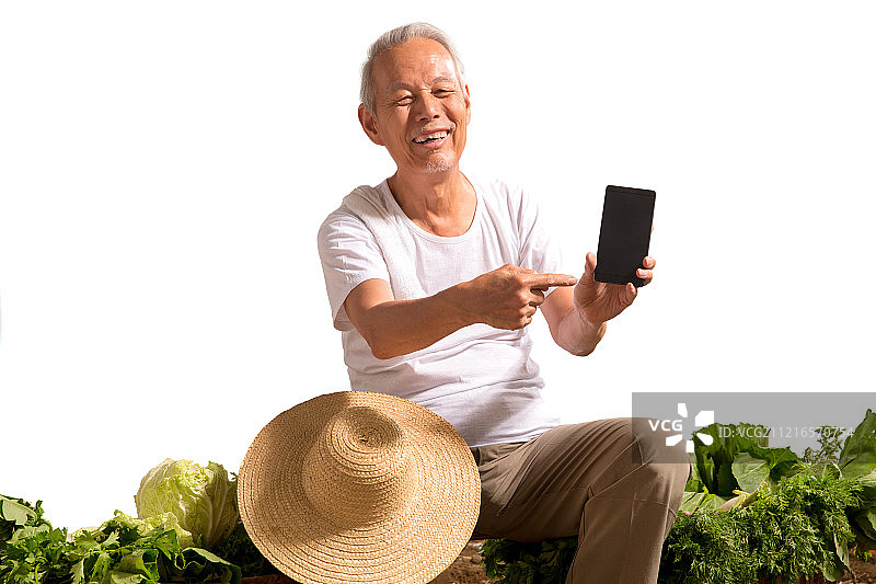 菜农拿着手机图片素材