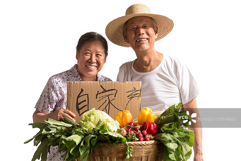 农民夫妇出示自家蔬菜图片素材