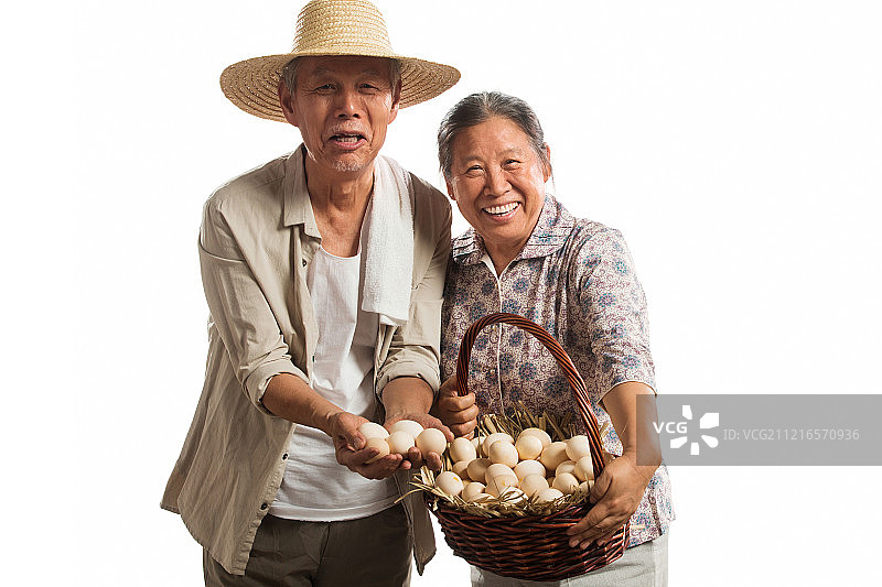 农民夫妇拿着柴鸡蛋图片素材