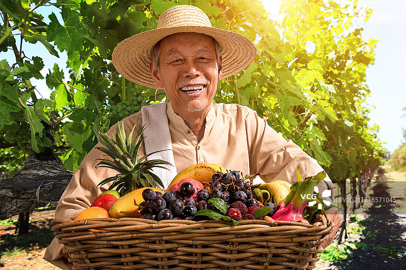 老农民出示自家水果图片素材