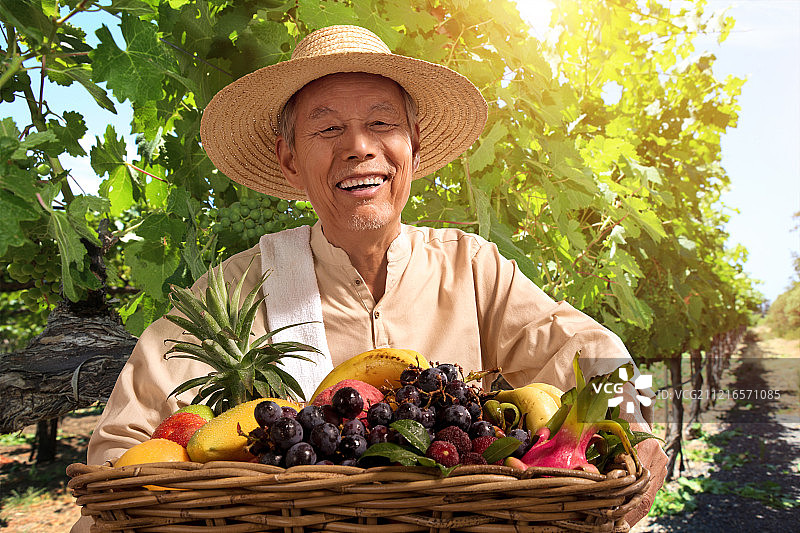 老农民出示自家水果图片素材