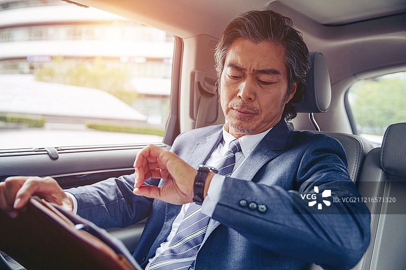 商务男士坐在汽车里图片素材