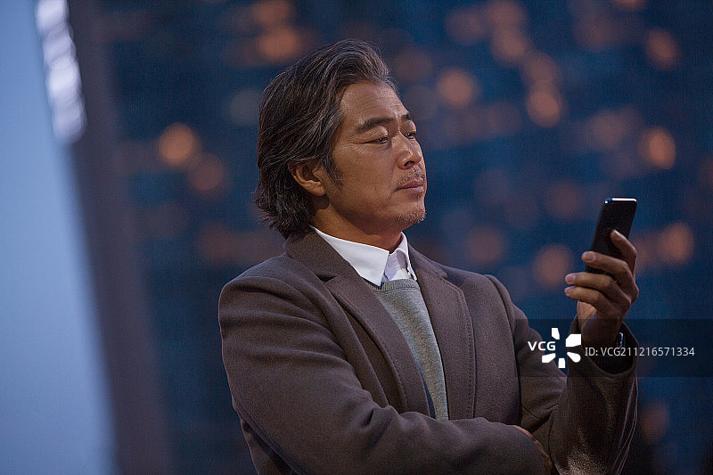 商务男士看手机图片素材