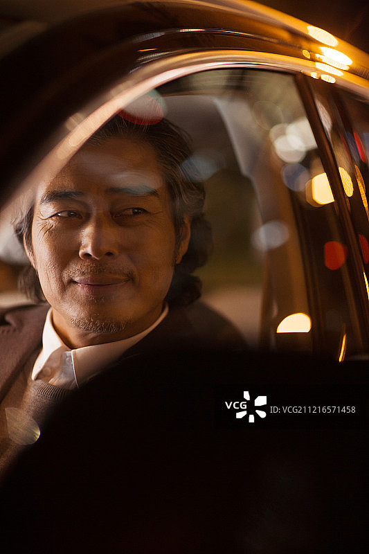 商务男士驾驶汽车图片素材