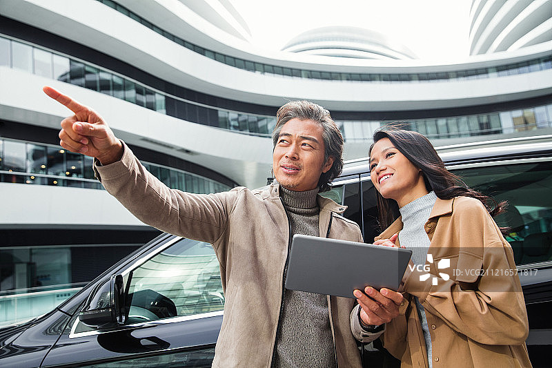商务人士在户外交谈图片素材