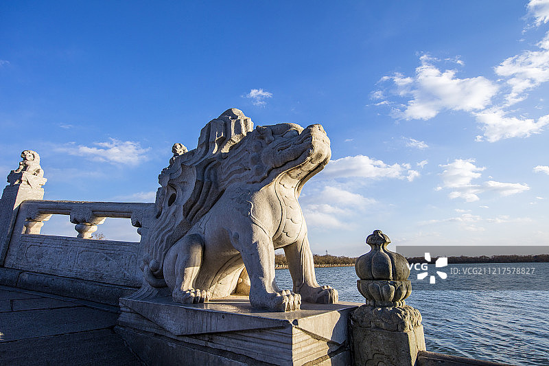十七孔桥上的石狮子图片素材