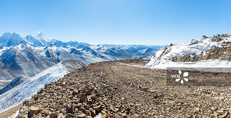 雪山下的公路图片素材