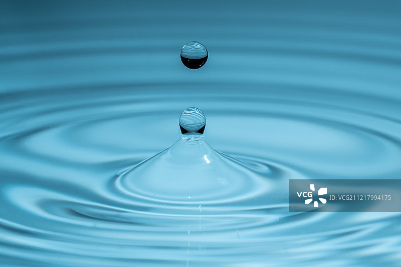 溅落的水滴微距特写图片素材