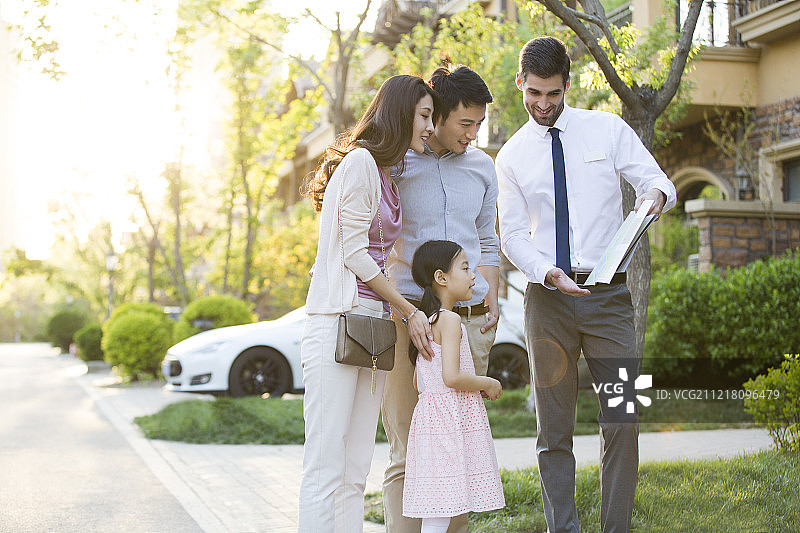 年轻家庭选购新房图片素材