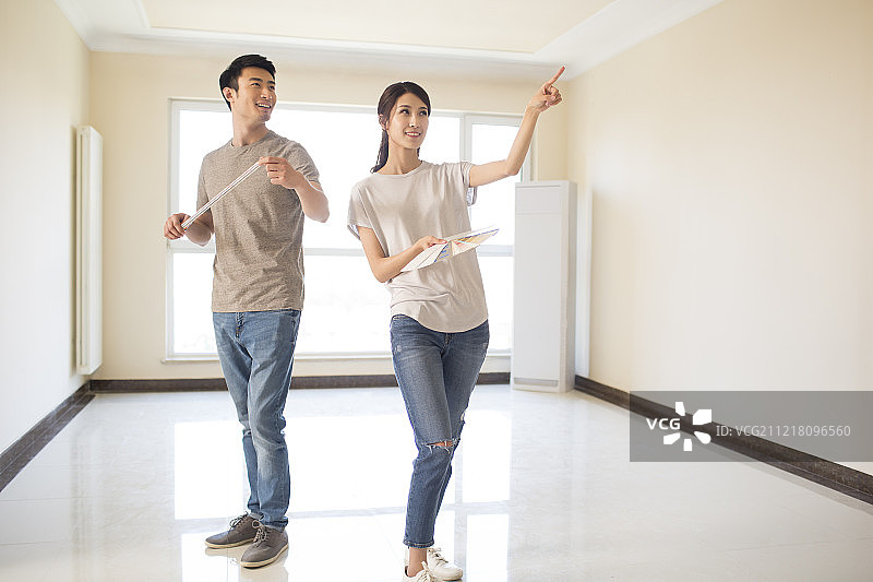 年轻夫妇装修房子图片素材