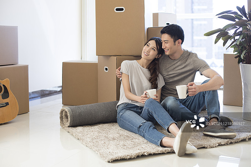 年轻夫妇搬入新家图片素材