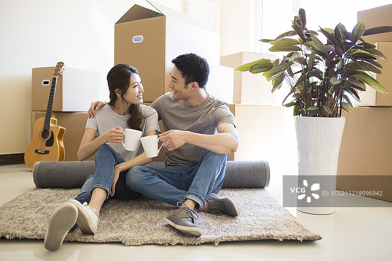 年轻夫妇搬入新家图片素材
