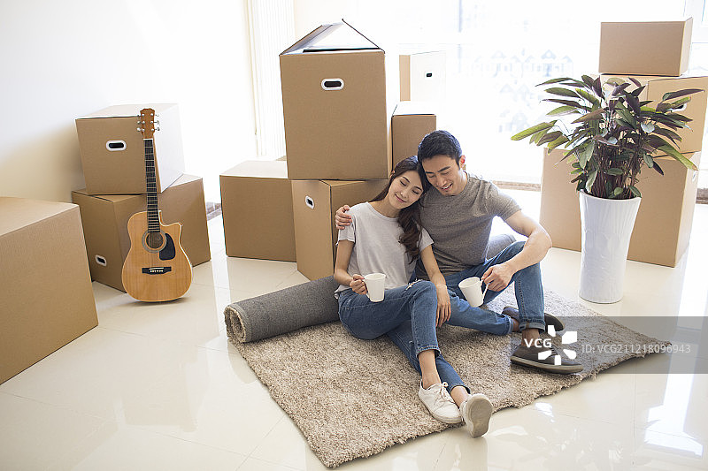 年轻夫妇搬入新家图片素材