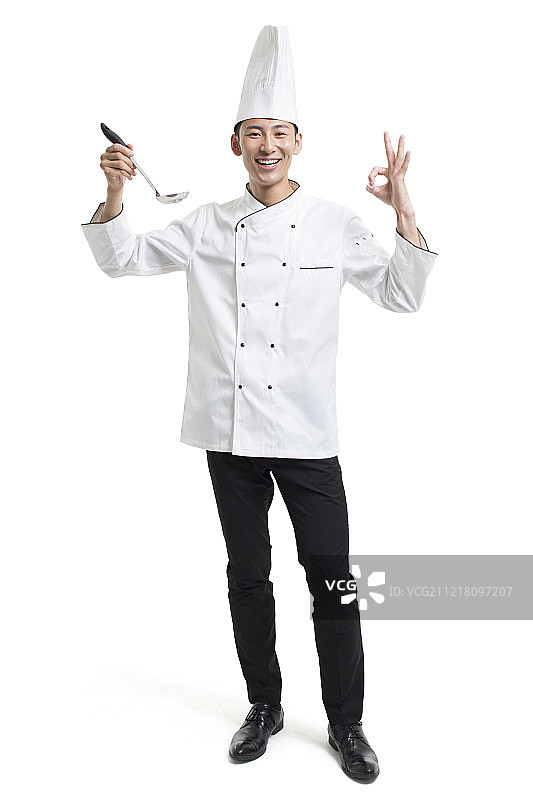 年轻厨师拿着长柄勺图片素材