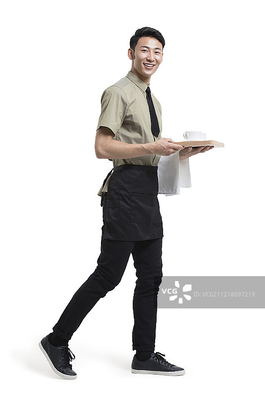 年轻服务员端着一杯咖啡图片素材