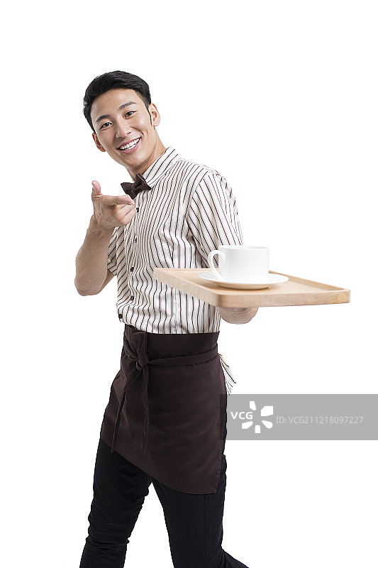年轻服务员端着一杯咖啡图片素材