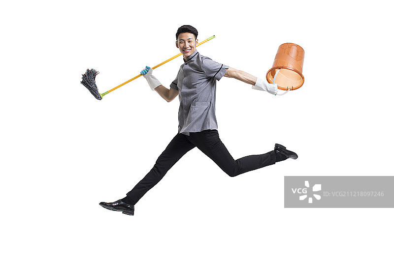 开心的保洁员拿着拖把和水桶图片素材