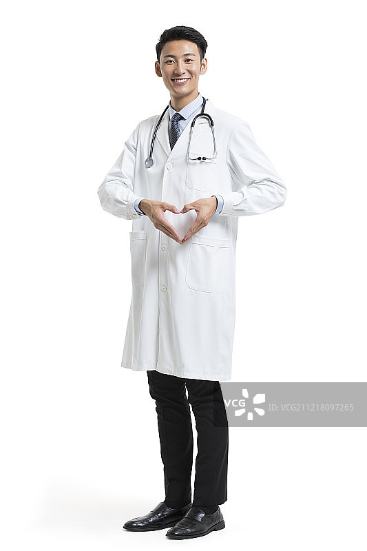 年轻医生摆心型手势图片素材