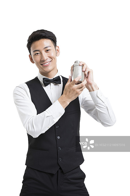 年轻调酒师调酒图片素材