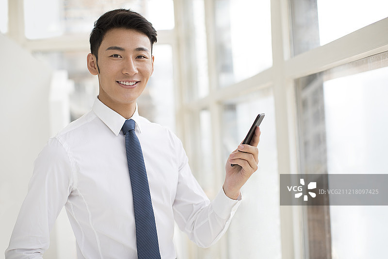 年轻商务男士拿着手机图片素材