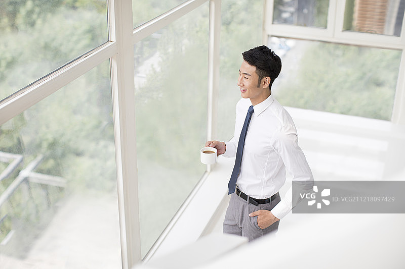 年轻商务男士喝咖啡图片素材