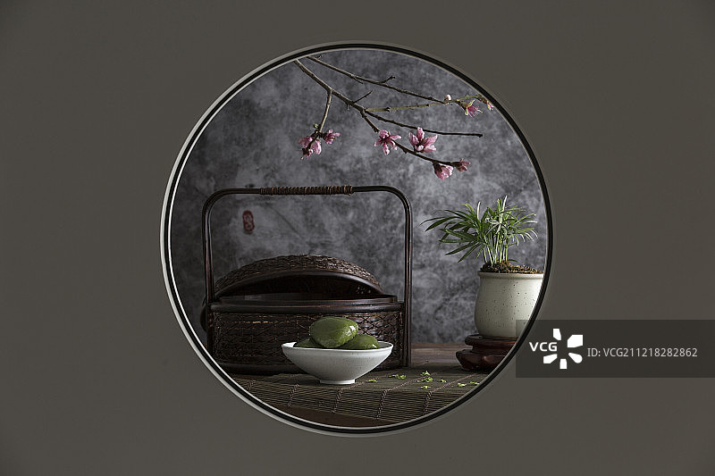 中式圆窗透景创意-清明节青团静物图片素材