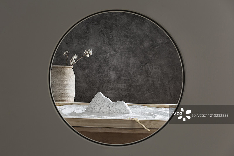 中式圆窗透景创意-枯山水微缩园林景观静物图片素材