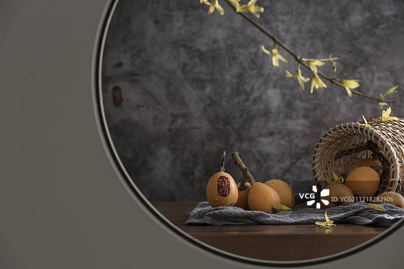 中式圆窗透景创意-枇杷静物图片素材