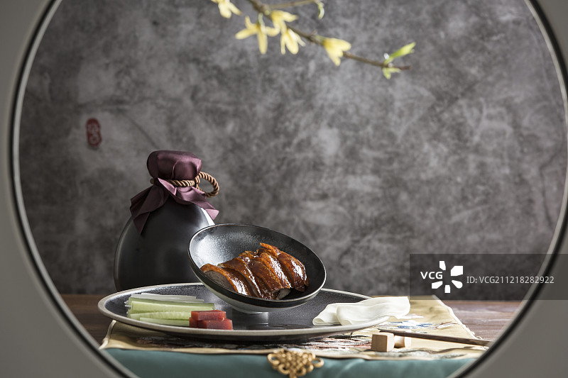 中式圆窗透景创意-美食烤鸭图片素材