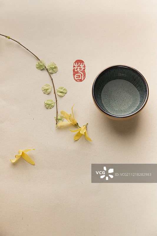 茶、迎春花和宣纸静物图片素材