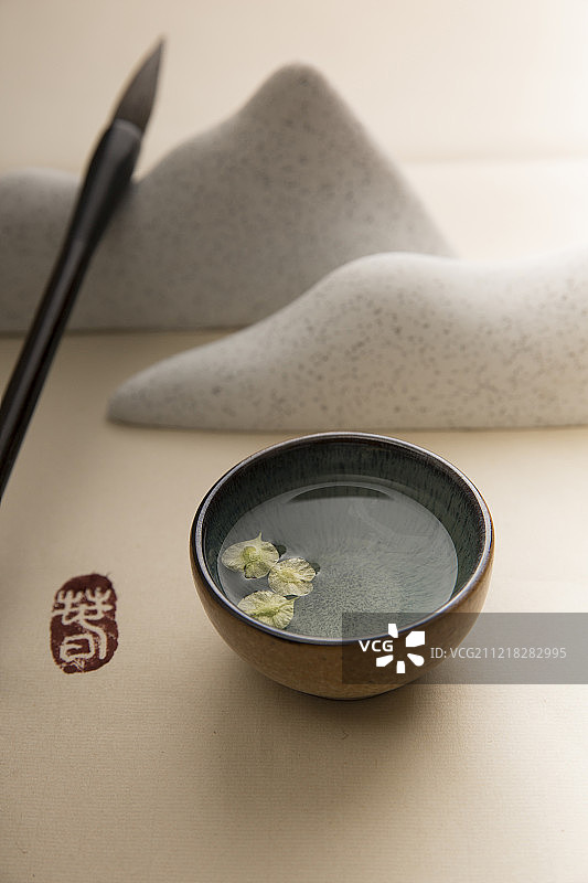 毛笔、宣纸和茶静物图片素材