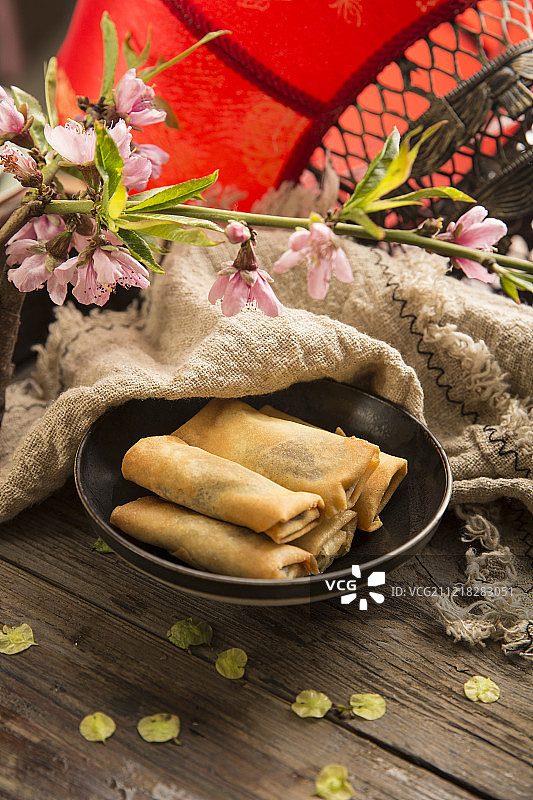 春卷和灯笼静物图片素材