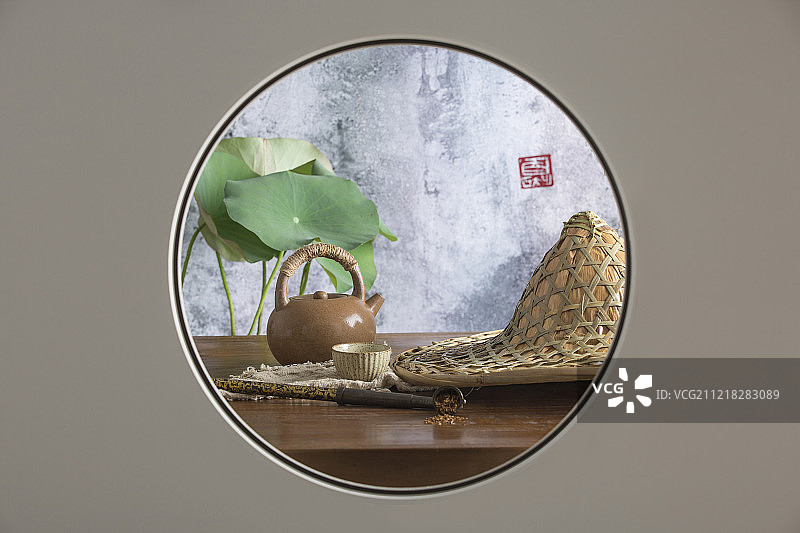 中式圆窗透景创意-茶道、烟斗和斗笠帽子静物图片素材