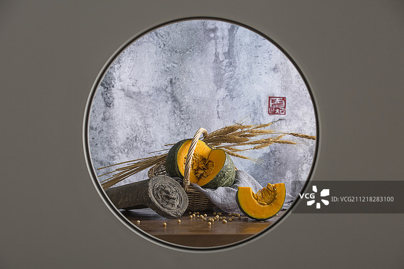 中式圆窗透景创意-南瓜、小麦、瓦当和黄豆静物图片素材