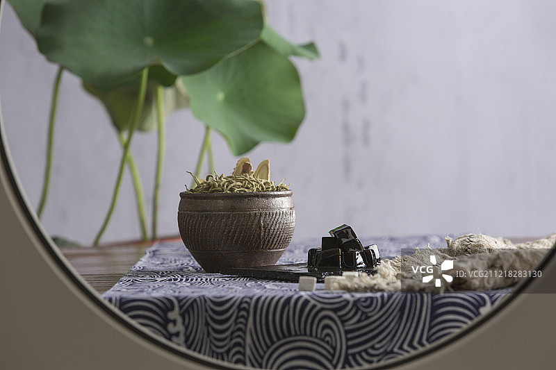 中式圆窗透景创意-龟苓膏和原材料静物图片素材