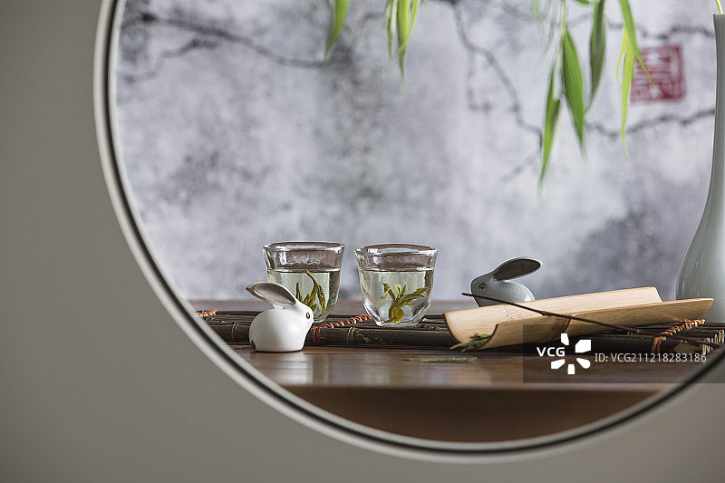 中式圆窗透景创意-茶道静物图片素材