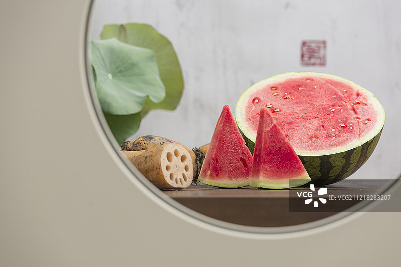 创意中国画西瓜、莲藕和荷叶图片素材