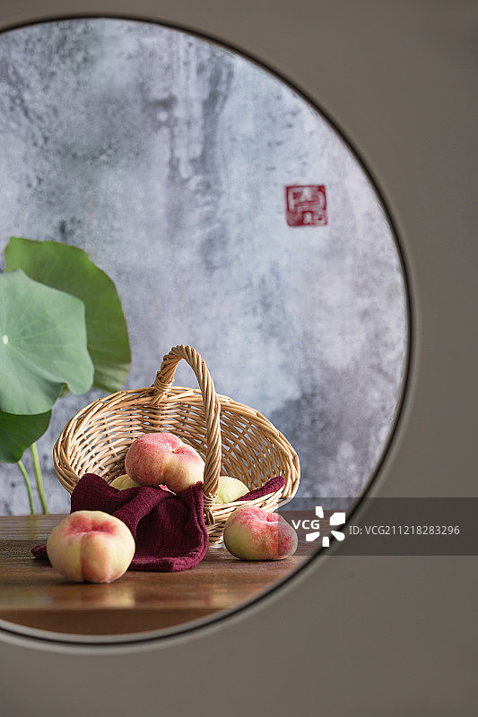 中式圆窗透景创意-蟠桃静物图片素材