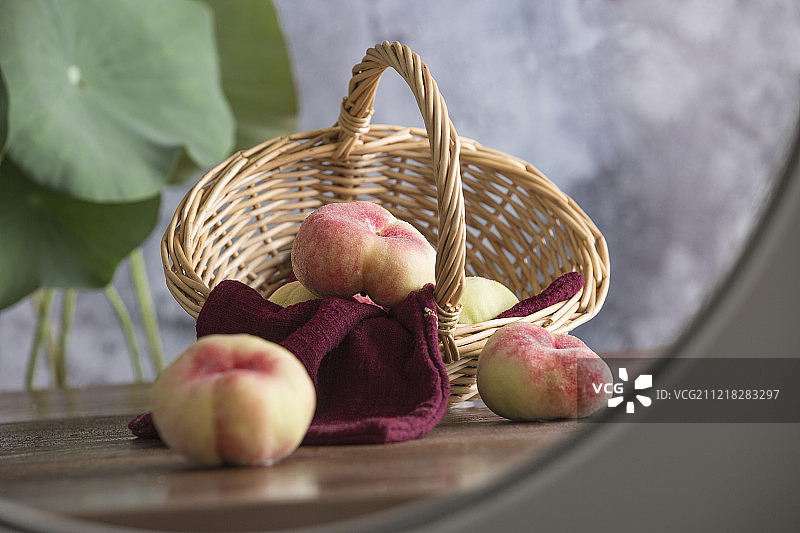 中式圆窗透景创意-蟠桃静物图片素材