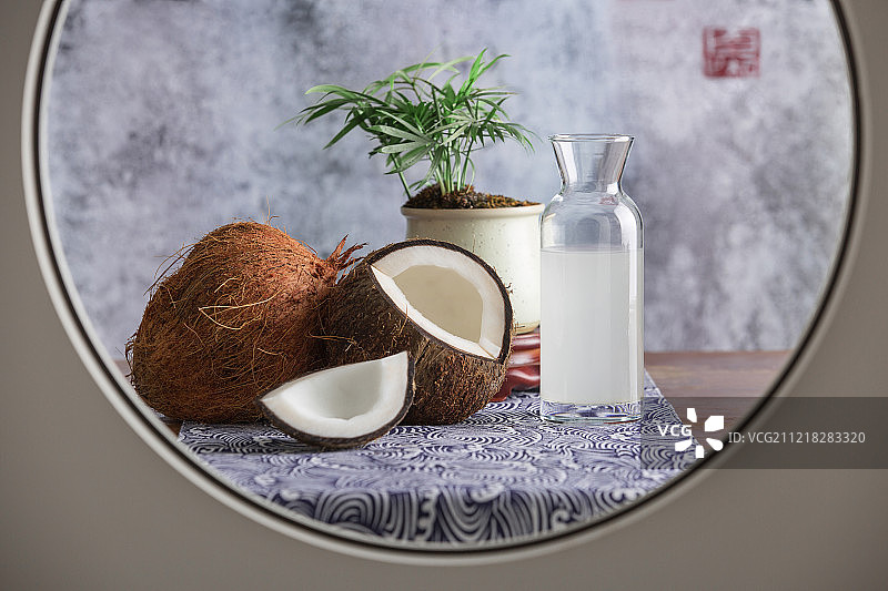 中式圆窗透景创意-椰子和椰汁图片素材