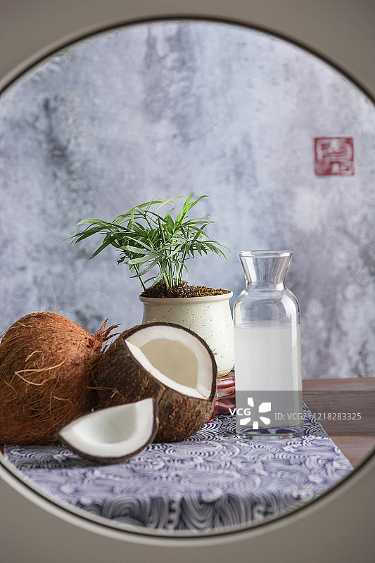 中式圆窗透景创意-椰子和椰汁图片素材