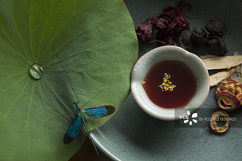 荷叶、蜻蜓、酸梅汤和原材料静物图片素材