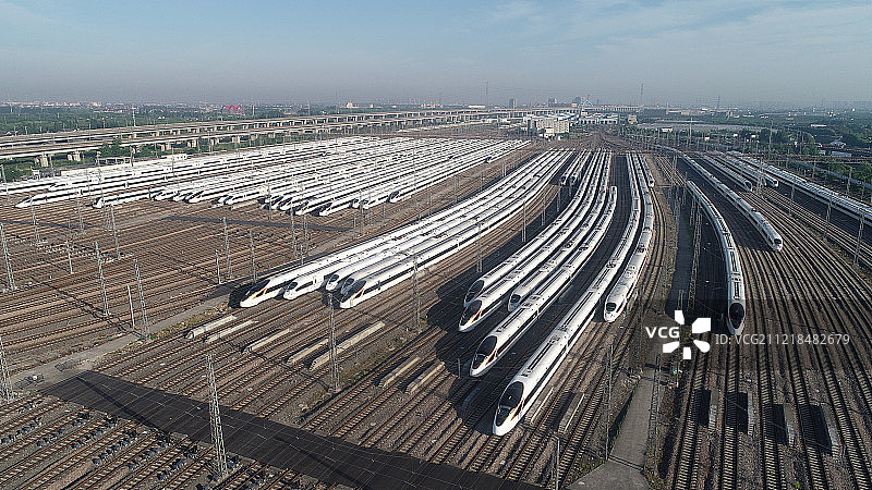 铁路轨道上密集的高速铁路机车图片素材