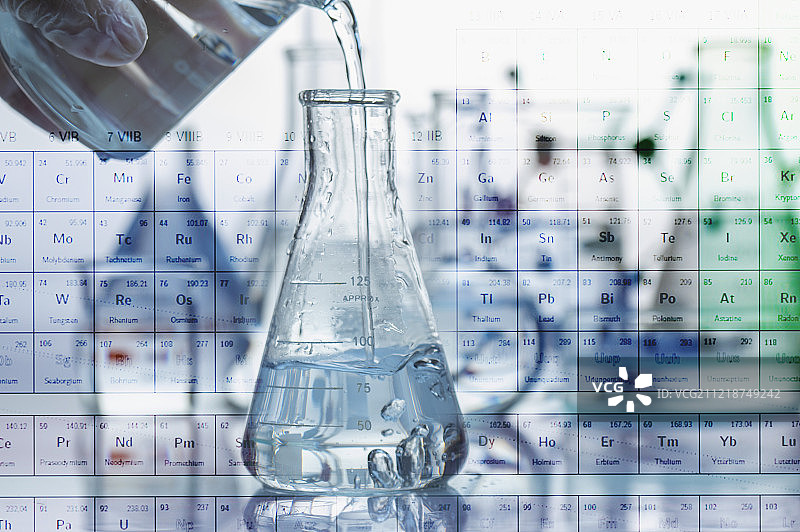 一位女性科学家在做科学实验图片素材