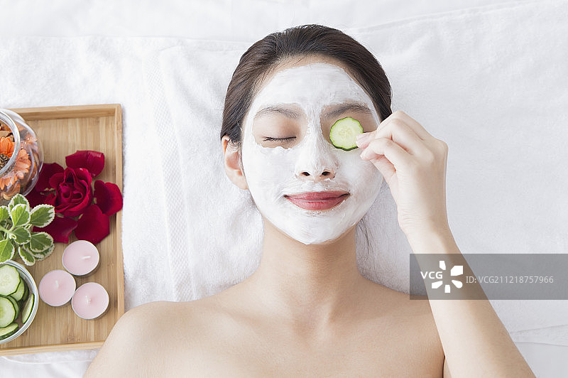 年轻女人在敷泥状面膜图片素材