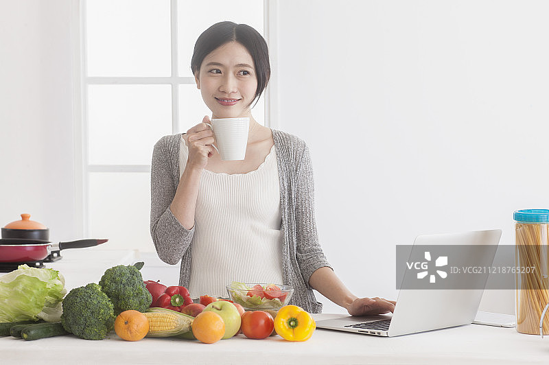 女性在厨房喝咖啡图片素材