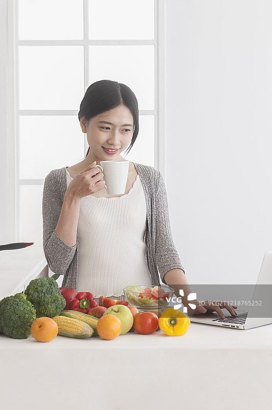 女性在厨房喝咖啡图片素材