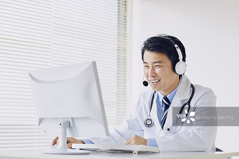 远程工作的日本医生图片素材